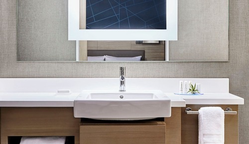 Suite, varias camas (Mobility/Hearing Access, Roll-In Shwr)