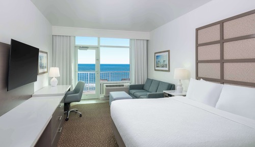 Habitación estándar, 1 cama de matrimonio grande, balcón (Shower Only;with Sofabed)