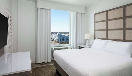 Suite, varias camas, balcón, en esquina (1 King and 2 Single Bunk Beds)