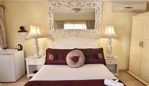 Habitación superior, 1 cama de matrimonio grande, junto a la piscina