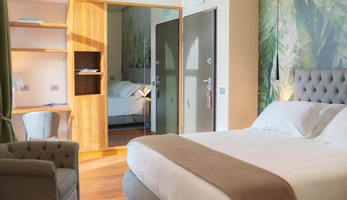 Suite junior, vistas al lago, en edificio anexo (in grotta)