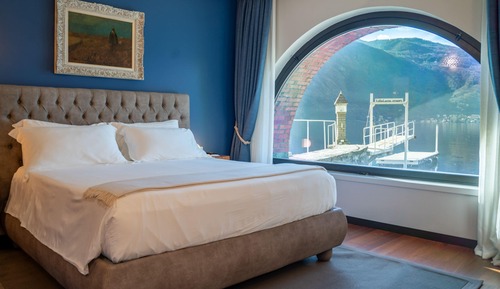 Suite junior, vistas al lago, en edificio anexo (private garden Darsena)