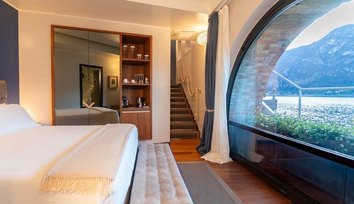 Suite junior, vistas al lago, en edificio anexo (private garden Darsena)