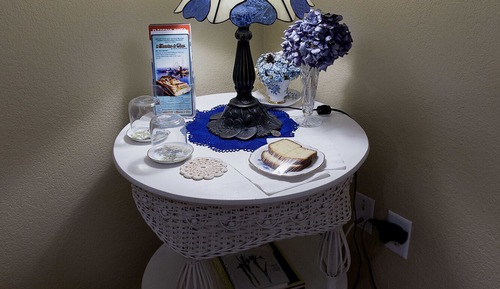 Room, 1 Queen Bed, Shared Bathroom