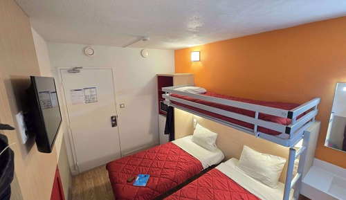 Habitación estándar, 3 camas individuales (Shared Bathroom)