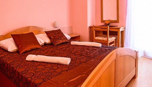 Habitación triple, vistas al parque