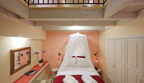 Master Suite, outdoor hot tub (Forms of Light)