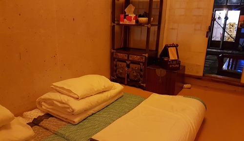 Habitación con 2 camas individuales, baño privado, vistas al patio