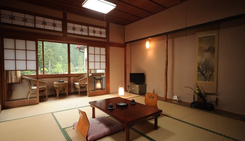 Habitación básica con 2 camas individuales