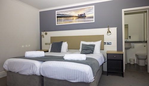 Habitación superior con 2 camas individuales, vistas al mar