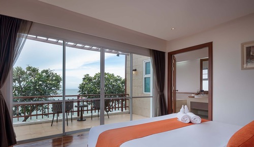 4 Bedrooms Beachfront Villa