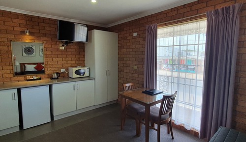 Habitación con 2 camas individuales, varias camas