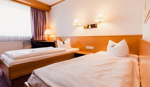 Habitación básica con 2 camas individuales