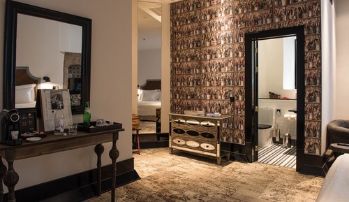 Habitación triple Deluxe (Interior Patio View)