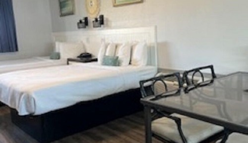 Habitación familiar, varias camas, cocina básica, vistas parciales al mar (First Floor)