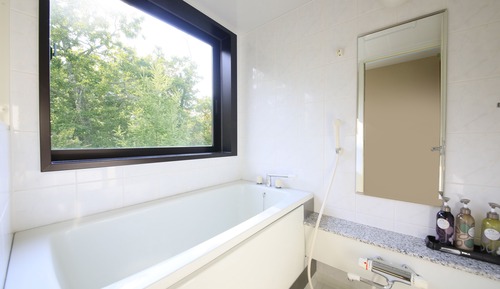 Habitación superior con 2 camas individuales, vistas al jardín