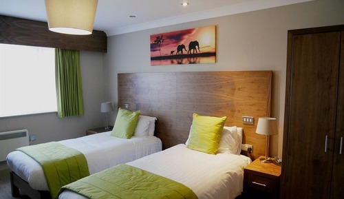 Habitación con 2 camas individuales, baño privado