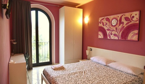 Habitación con 1 cama doble o 2 individuales, cocina básica, vistas al jardín