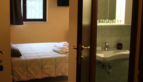 Habitación familiar, cocina básica, vistas al jardín