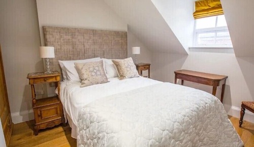 One Bedroom Luxury Apartment - Spires - (Adjacent to hotel less than 15metres)