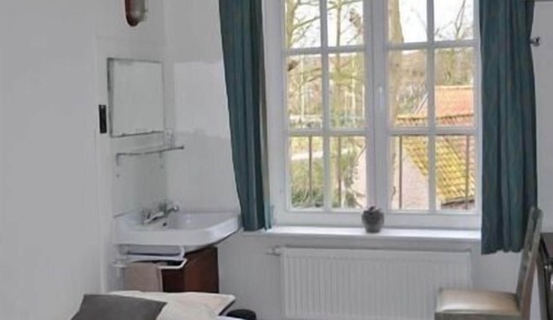 Habitación con 2 camas individuales, baño compartido