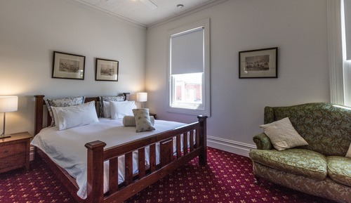 Suite, 1 cama de matrimonio grande, baño privado