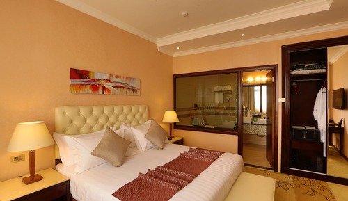 Suite ejecutiva, bañera de hidromasaje, vistas a la montaña