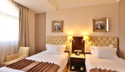 Habitación superior con 2 camas individuales, vistas a la montaña