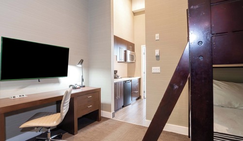 Suite familiar, cocina básica (1 King Bed, Bunk Beds)