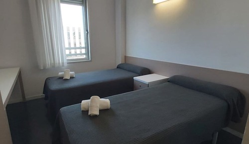 Habitación básica con 2 camas individuales, cocina básica