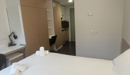 Habitación básica doble, cocina básica