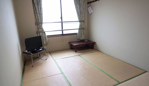 Habitación tradicional con 2 camas individuales, baño compartido