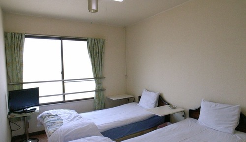 Habitación con 2 camas individuales, baño compartido