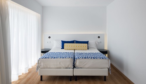 Habitación superior con 2 camas individuales, balcón