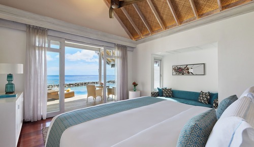 Villa, piscina privada, sobre el agua