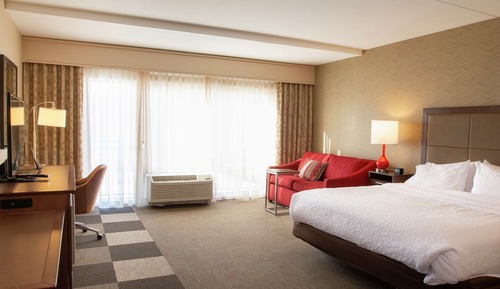 Habitación, 1 cama de matrimonio grande, balcón (w/ roll-in shower)