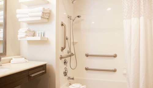 Habitación, 2 camas de matrimonio, accesible para personas con discapacidad, balcón (w/ bathtub)