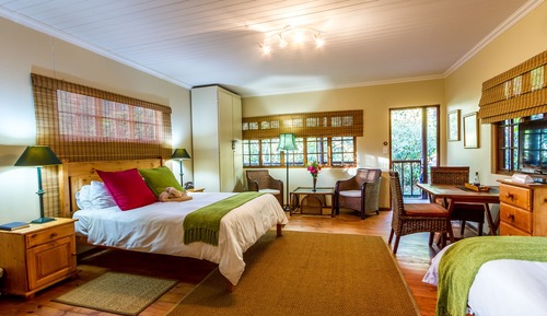 Casa de campo familiar, varias camas, cocina básica, vistas al jardín