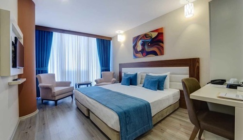 Habitación estándar con 1 cama doble o 2 individuales, vistas a la ciudad