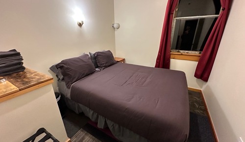 Habitación básica doble, 1 cama de matrimonio, baño compartido