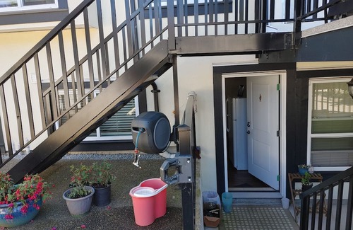 Burnaby Casa | Separated entrance one bedroom suit in central Burnaby