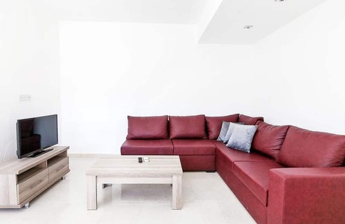 Zeytinlik Apartamento | Flat w Pool, Balcony, BBQ Near Beach in Kyrenia