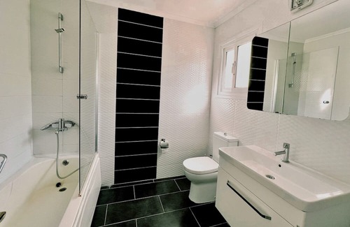 Zeytinlik Apartamento | Flat w Pool, Balcony, BBQ Near Beach in Kyrenia