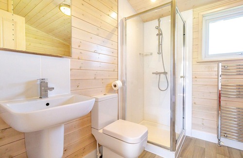 Scunthorpe Cabina | A cosy one bedroom lodge with a master bedroom served by a bathroom with a separate shower open plan