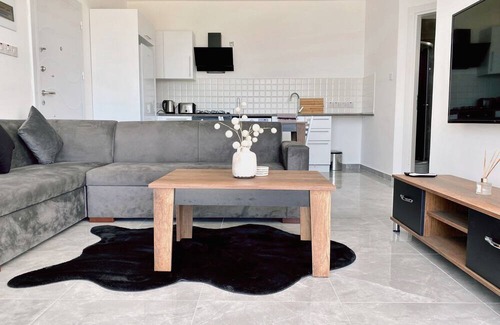 Edremit Apartamento | Flat w Shared Pool 2 min to Beach in Edremit