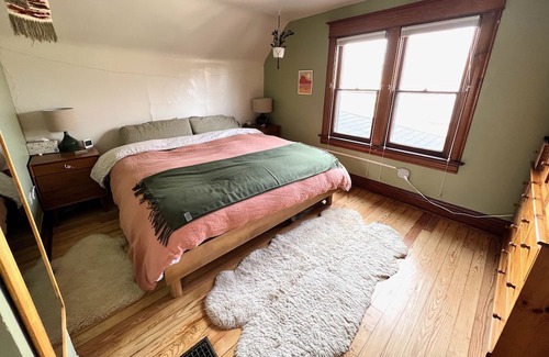 Mapleton Hill Casa | Downtown historic mountain-view charmer - walk to trails and shops!