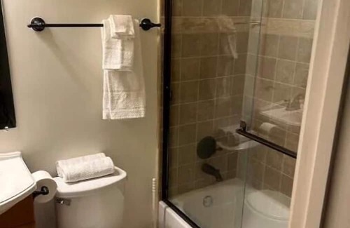 Vicksburg Apartamento | Location Domination-Victorian Apt.-1King-1Queen-2fullbaths