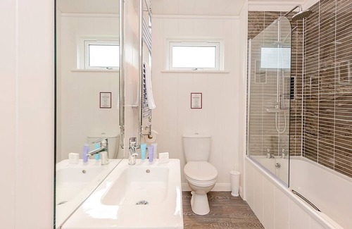 Holton Heath Cabina | 1 bedroom accommodation in Holton Heath