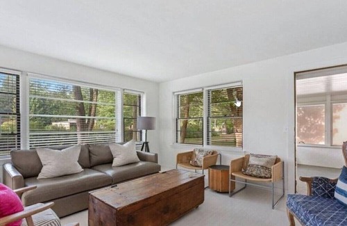 Shorewood-Tower Hills-Harbert Casa | Renovated cottage close to beaches, upscale restaurants & wineries!