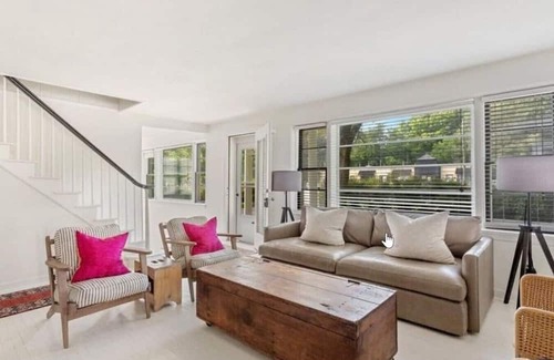 Shorewood-Tower Hills-Harbert Casa | Renovated cottage close to beaches, upscale restaurants & wineries!